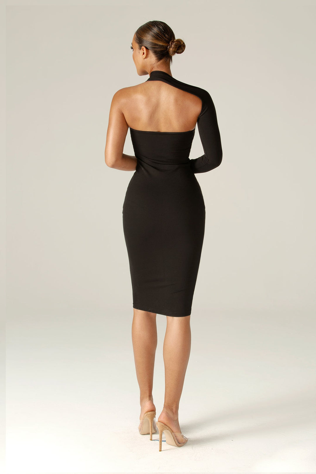 Névara – Robe midi asymétrique en tissu stretch sculptant