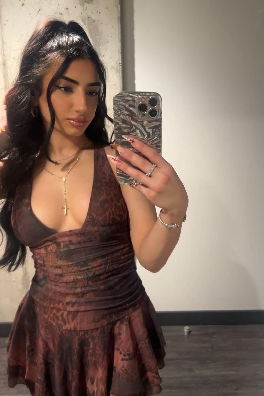 Raveena – Mini-robe en maille avec décolleté profond et volants