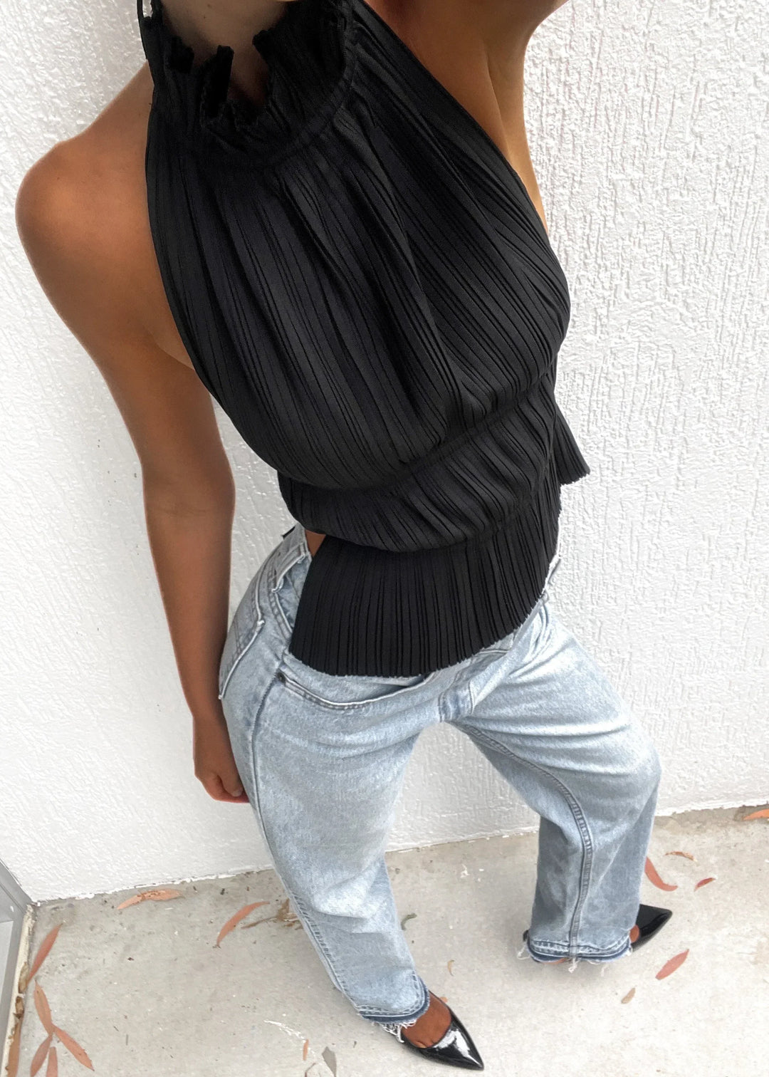 Olivienne – Geplisseerde backless top met halssluiting