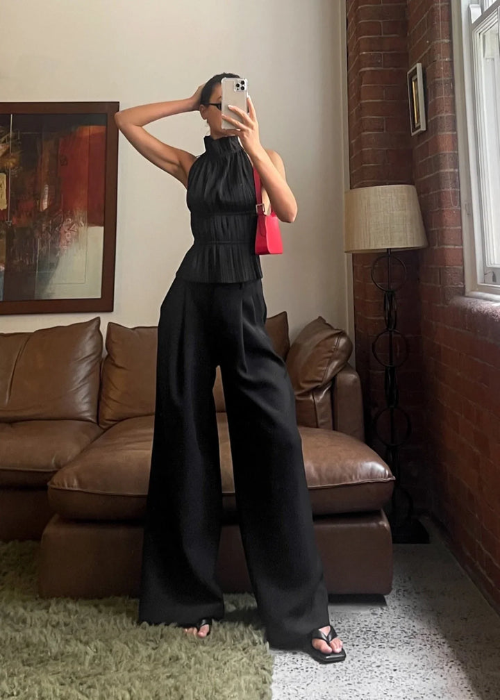 Olivienne – Geplisseerde backless top met halssluiting
