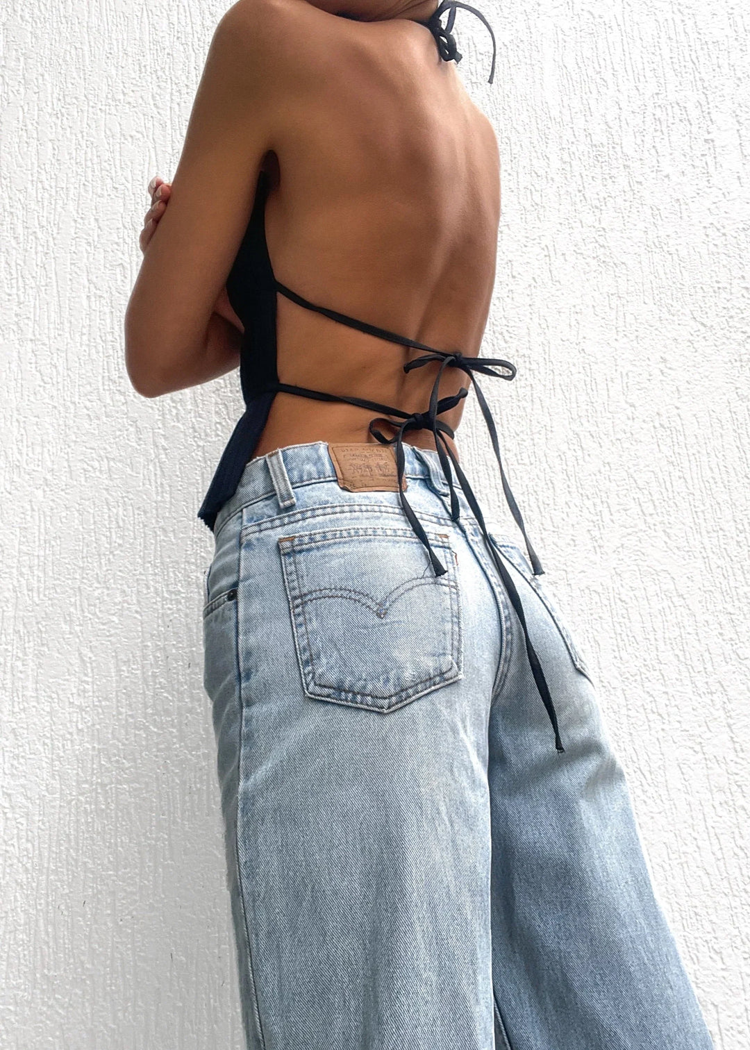 Olivienne – Geplisseerde backless top met halssluiting