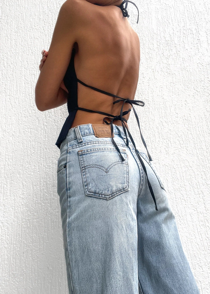 Olivienne – Geplisseerde backless top met halssluiting