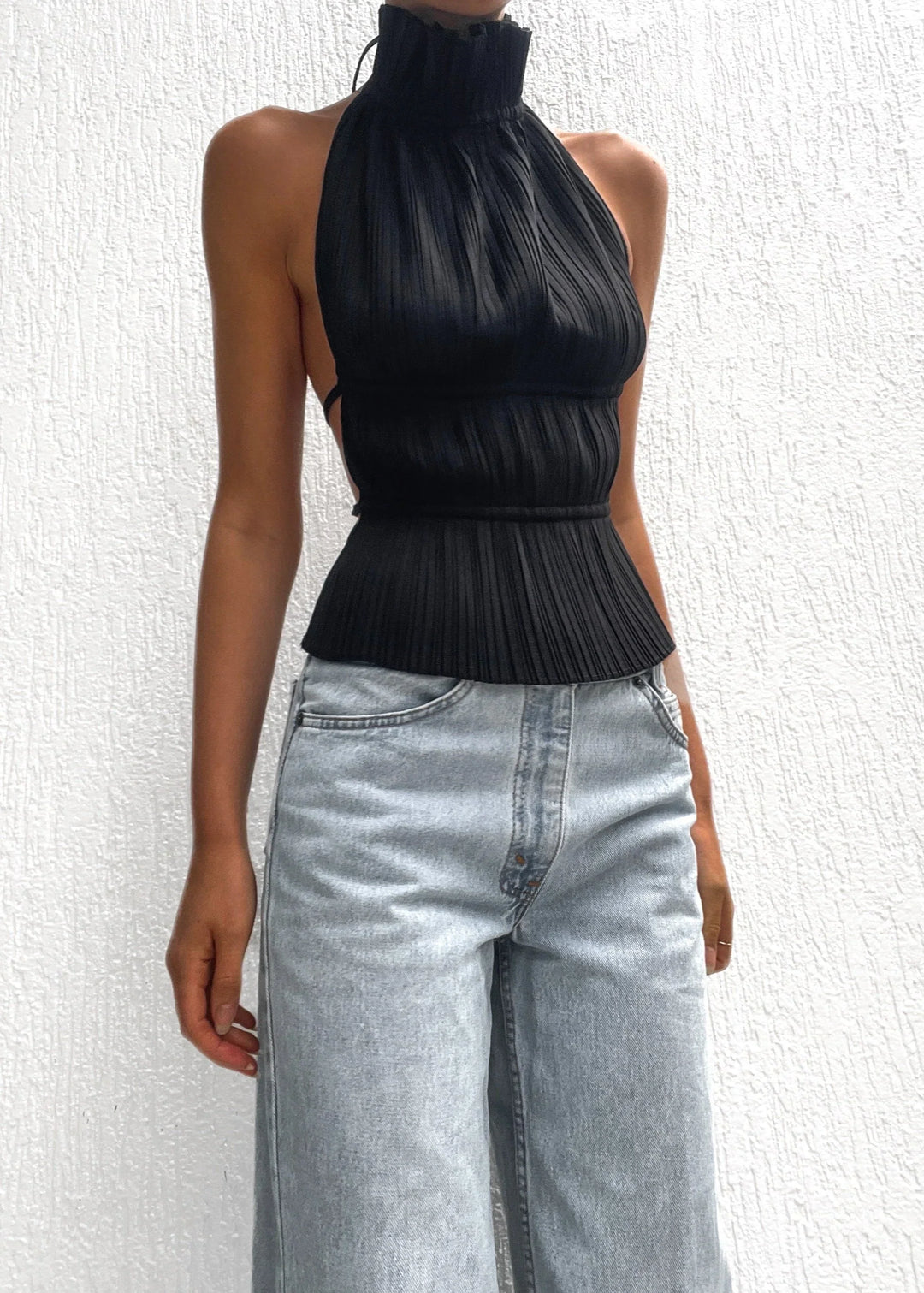 Olivienne – Geplisseerde backless top met halssluiting