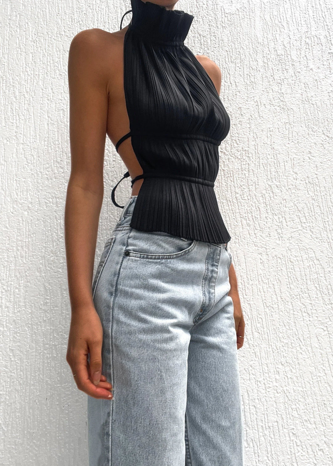 Olivienne – Geplisseerde backless top met halssluiting