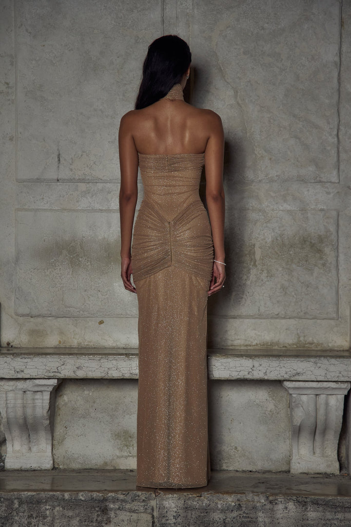Serelith – Strapless Sculpted Gown met Moderne Glamour