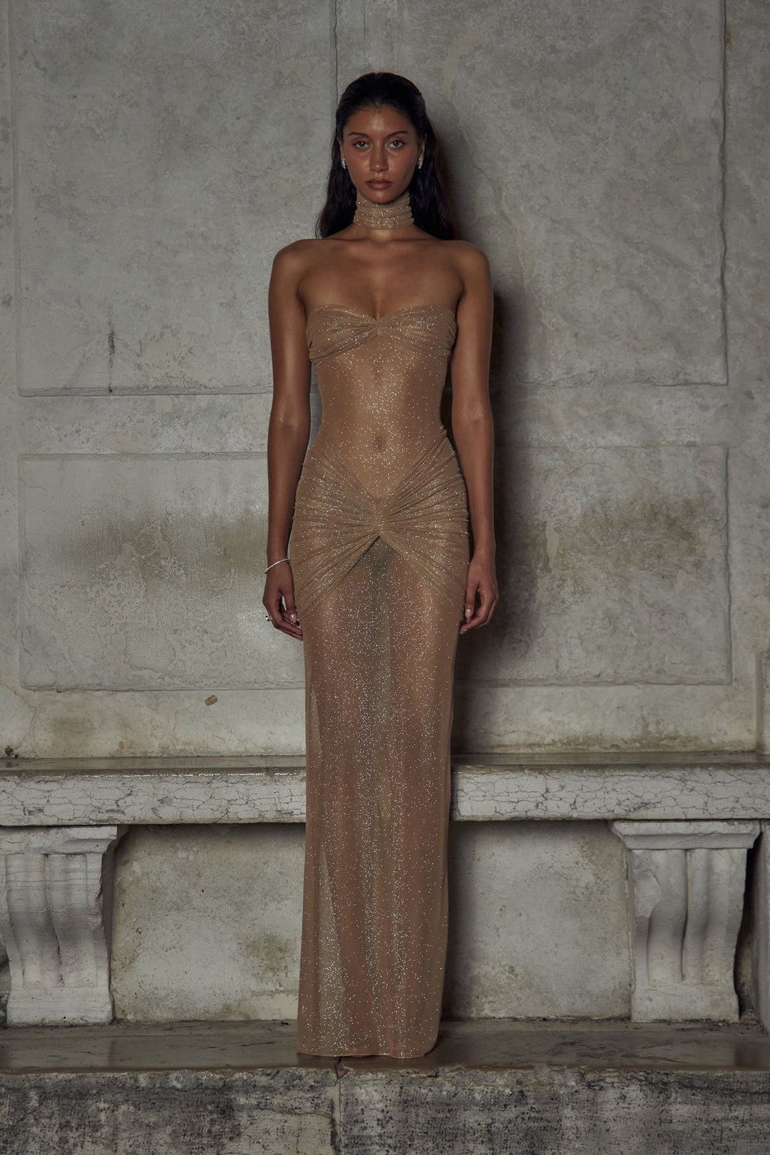 Serelith – Strapless Sculpted Gown met Moderne Glamour
